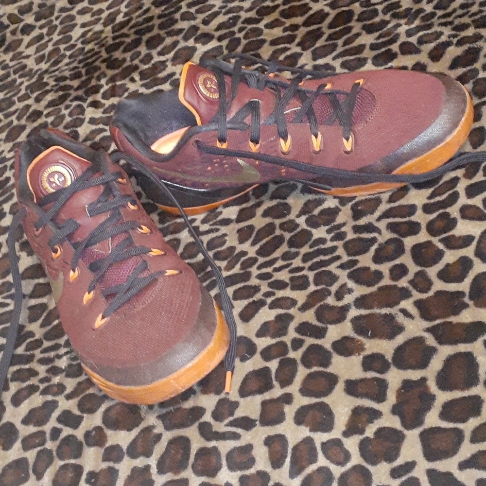 kobe 9 em "deep garnet"